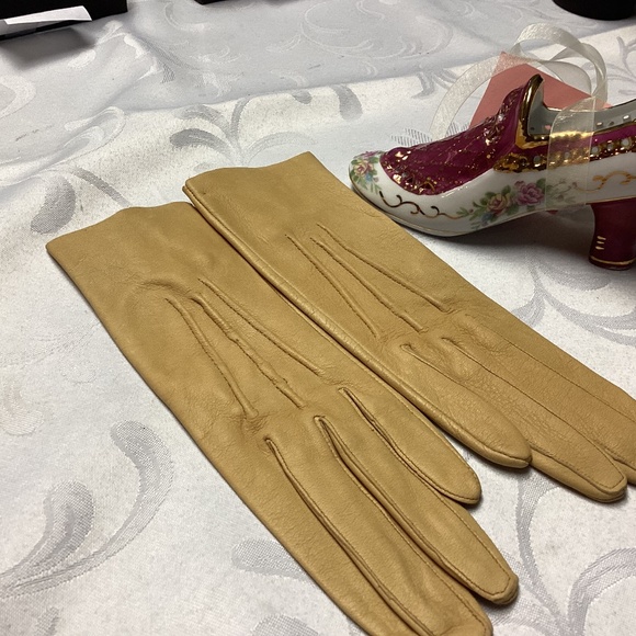 BUTTERSCOTCH COLOR TABLE CUT DEERSKIN GLOVES 6/1/2 - Picture 1 of 8